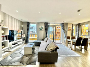 3BD Penthouse With Patio, Greenwich